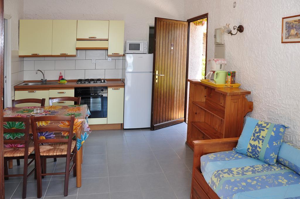 Sole E Mare Aparthotel Santa-Maria-Poggio  Δωμάτιο φωτογραφία