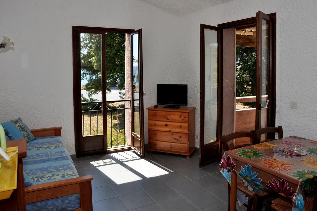Sole E Mare Aparthotel Santa-Maria-Poggio  Δωμάτιο φωτογραφία
