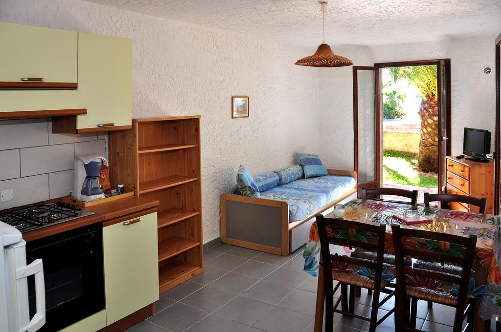 Sole E Mare Aparthotel Santa-Maria-Poggio  Δωμάτιο φωτογραφία
