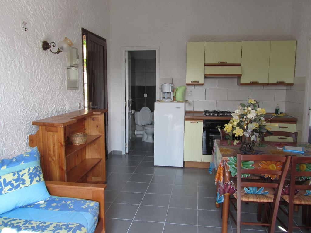 Sole E Mare Aparthotel Santa-Maria-Poggio  Δωμάτιο φωτογραφία